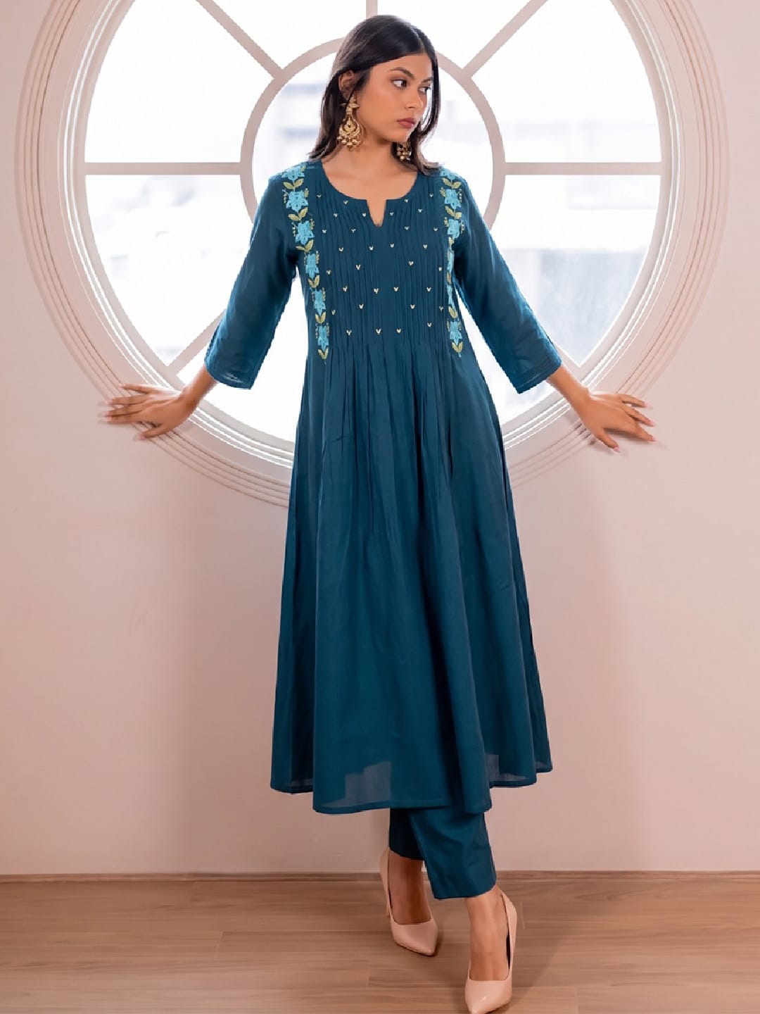 Women's Teal Blue Floral Embroidered Kurta With Trousers