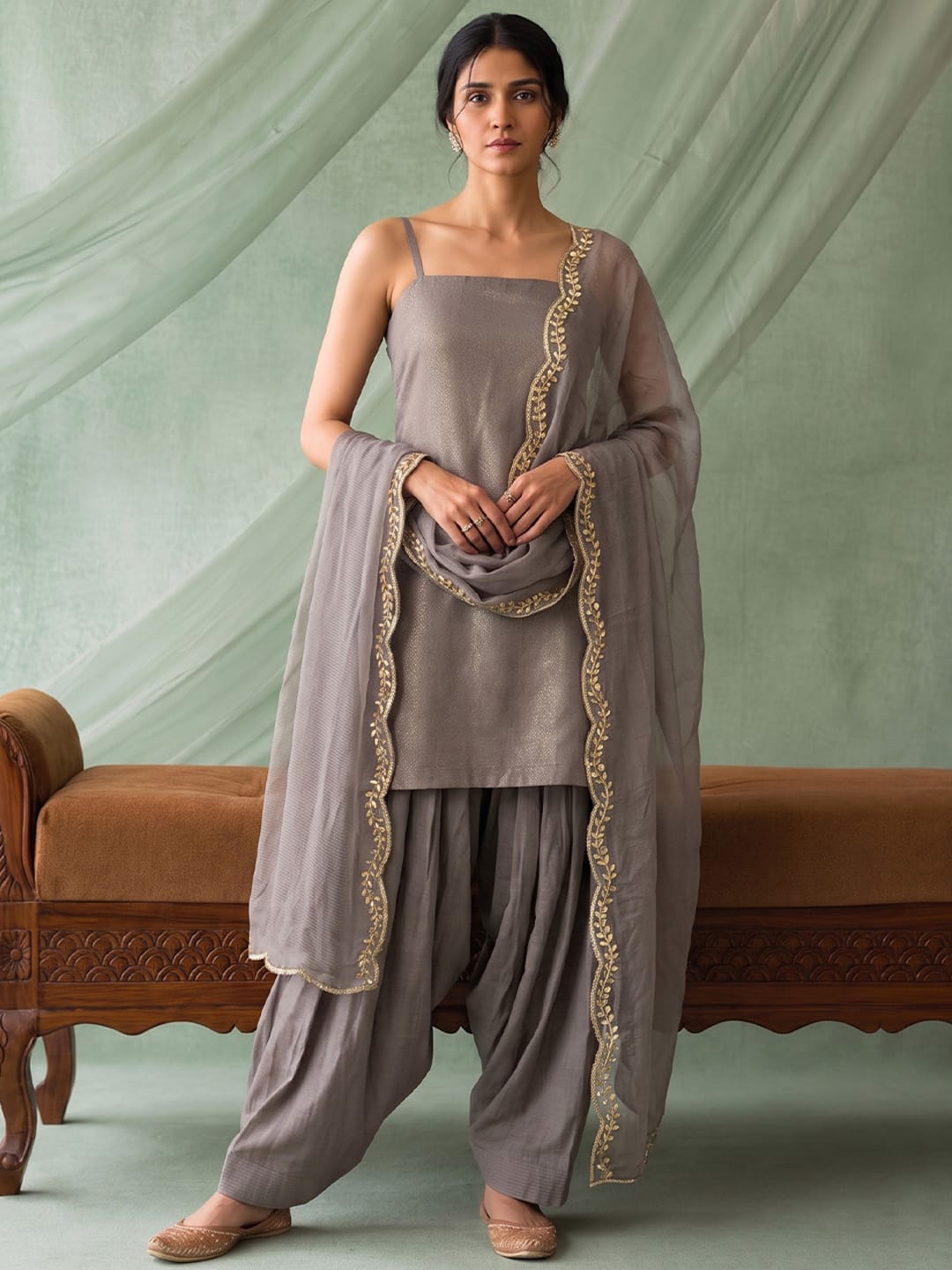 Women Solid Kurta Set With Farsi Salwar