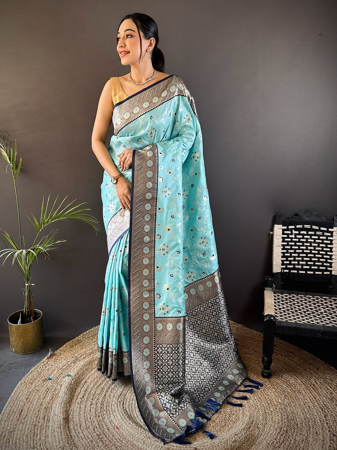 Luxurious silk Saree with rich woven pallu design