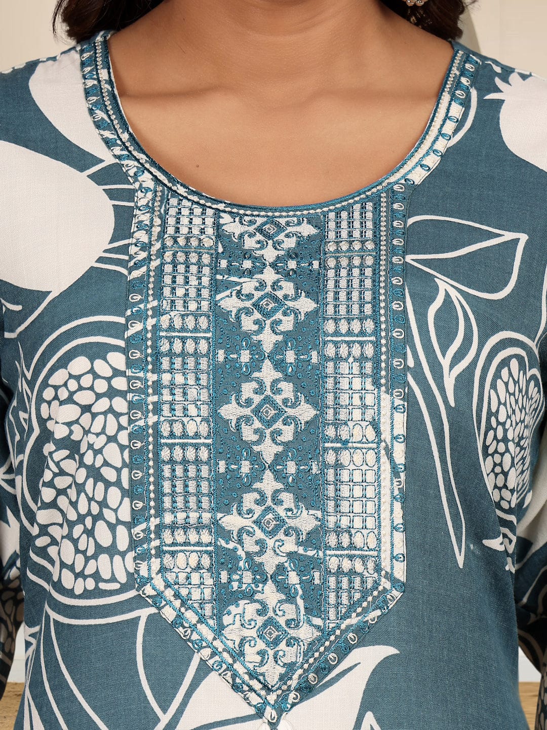 KSUT Women Round Neck Bold Print Kurta Set