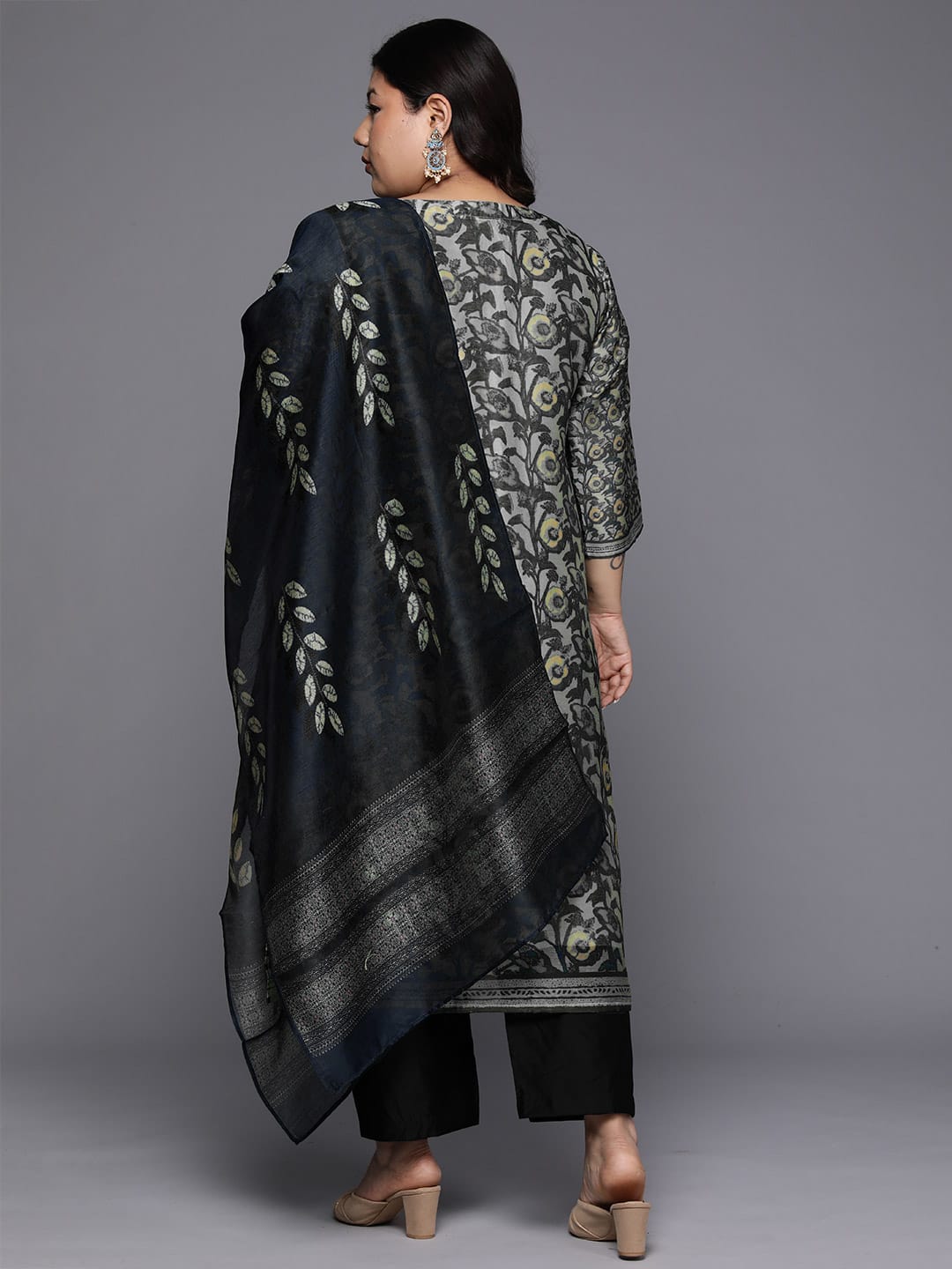The Kurti Collection Women Grey Floral Printed Round Neck Straight Kurta Paired With Bottom And Printed Dupatta.