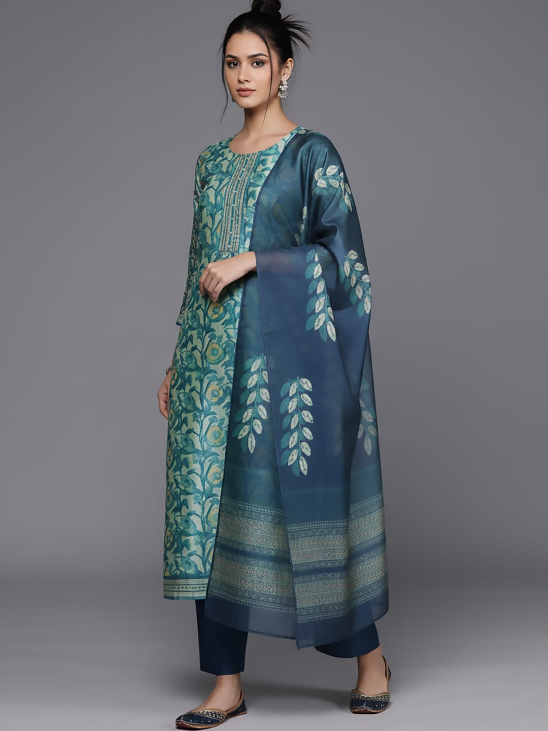 The Kurti Collection Women Blue Floral Printed Kurta, Round Neck Straight Kurta Paired With Tonal Bottom And Printed Dupatta.