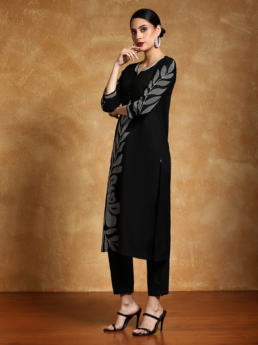 The Kurti Collection Women Thread Embroidered Floral Motif Kurta