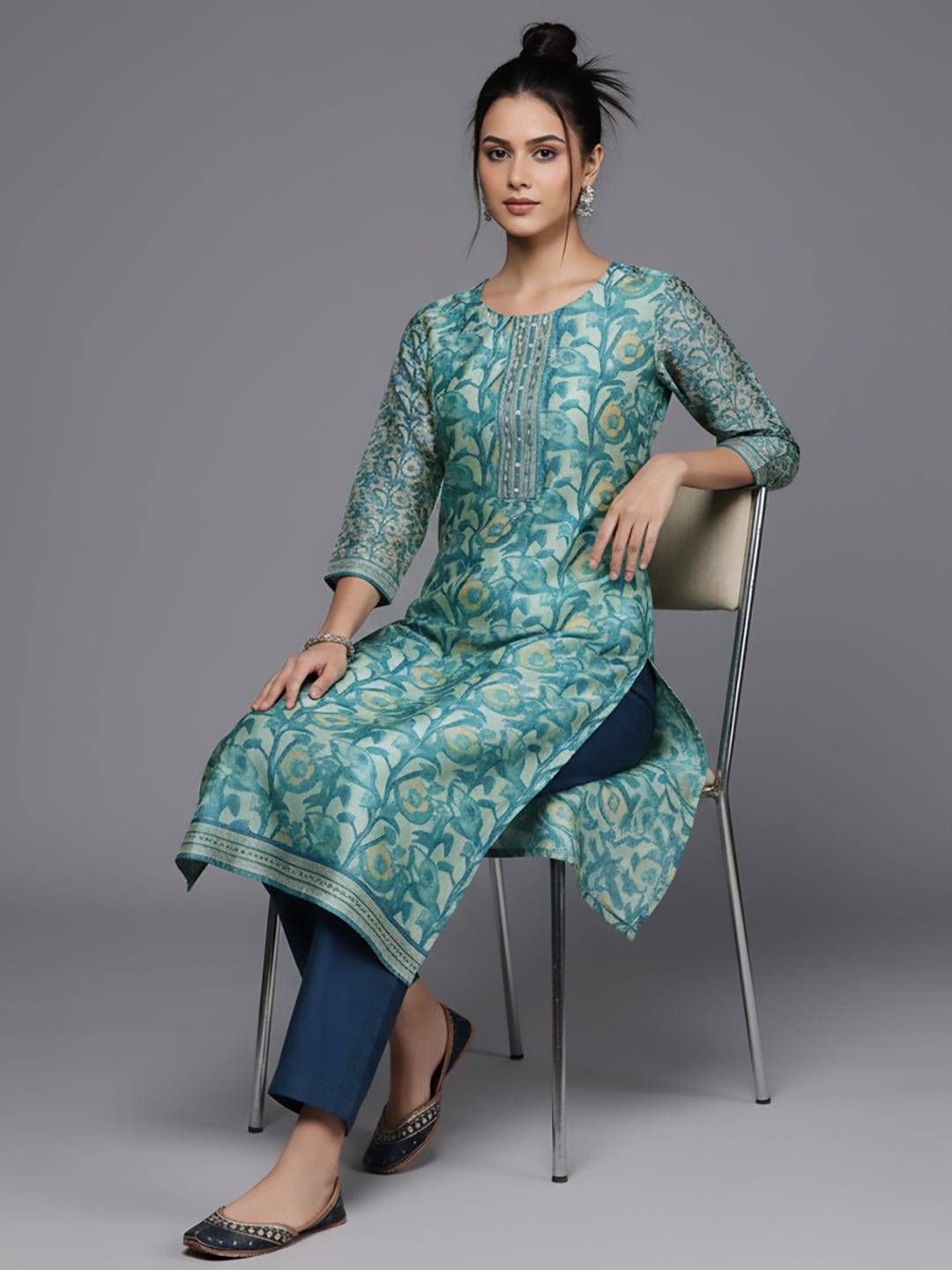 The Kurti Collection Women Blue Floral Printed Kurta, Round Neck Straight Kurta Paired With Tonal Bottom And Printed Dupatta.