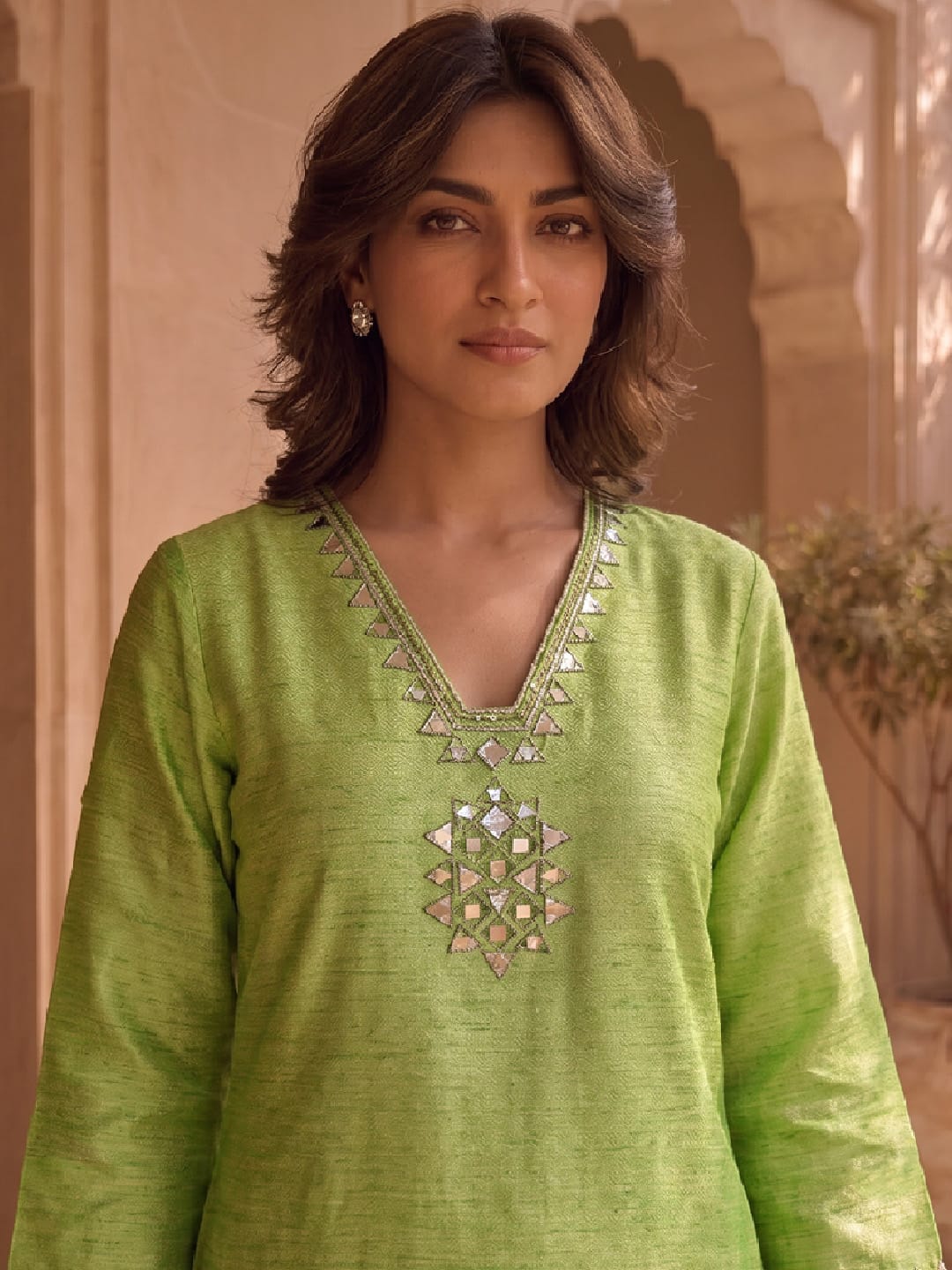 Women's Metallic Lime Green Straight-Fit Kurta Set With Mirror Accents