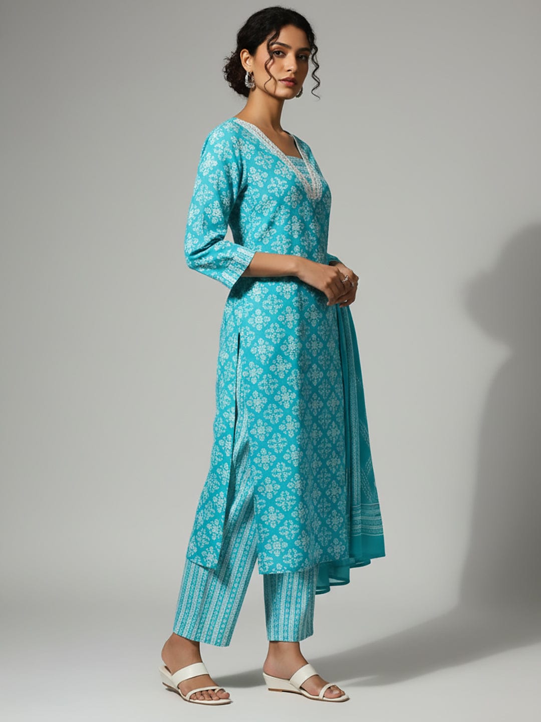 The Kurti Collection Women Floral Printed V Neck Kurta with Trouser & Dupatta