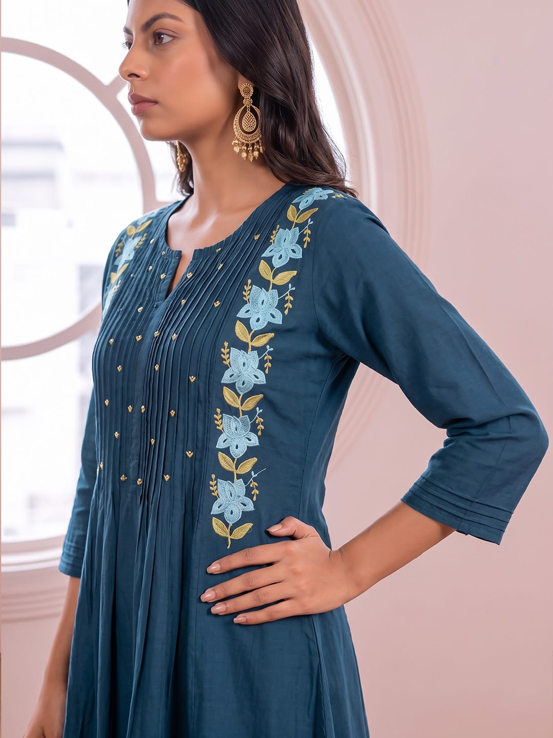 Women's Teal Blue Floral Embroidered Kurta With Trousers