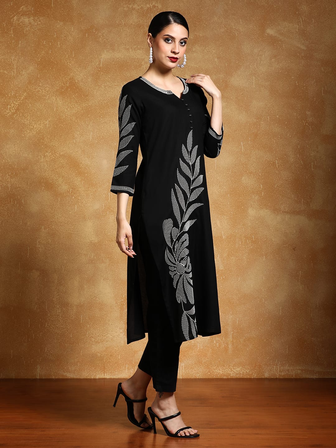The Kurti Collection Women Thread Embroidered Floral Motif Kurta