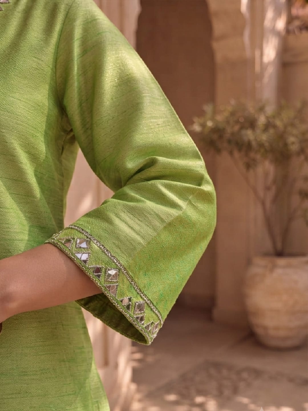 Women's Metallic Lime Green Straight-Fit Kurta Set With Mirror Accents