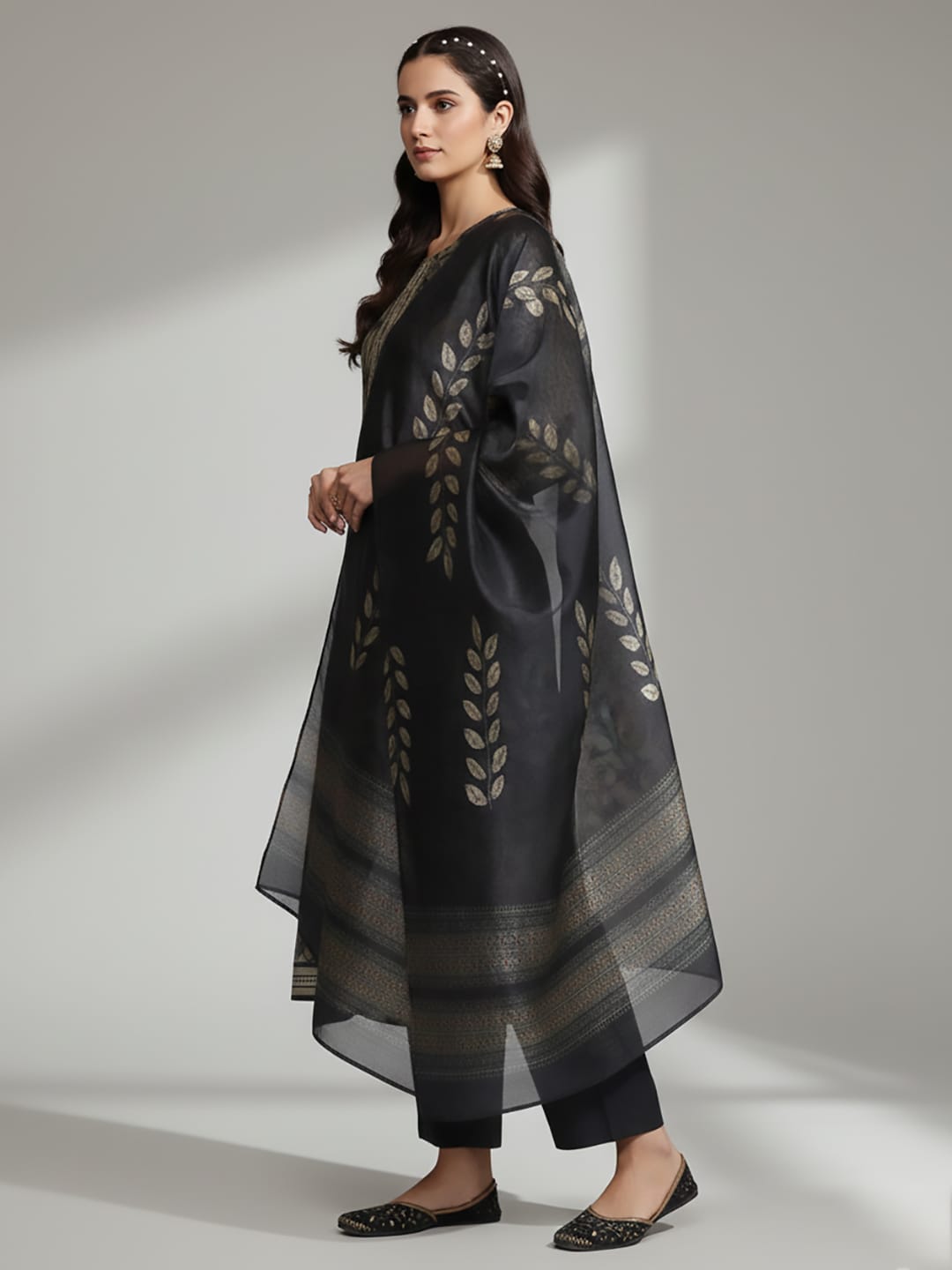 The Kurti Collection Women Grey Floral Printed Round Neck Straight Kurta Paired With Bottom And Printed Dupatta.