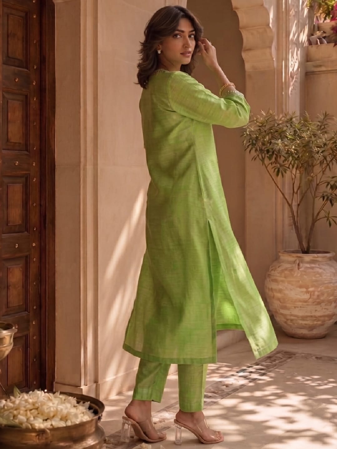 Women's Metallic Lime Green Straight-Fit Kurta Set With Mirror Accents