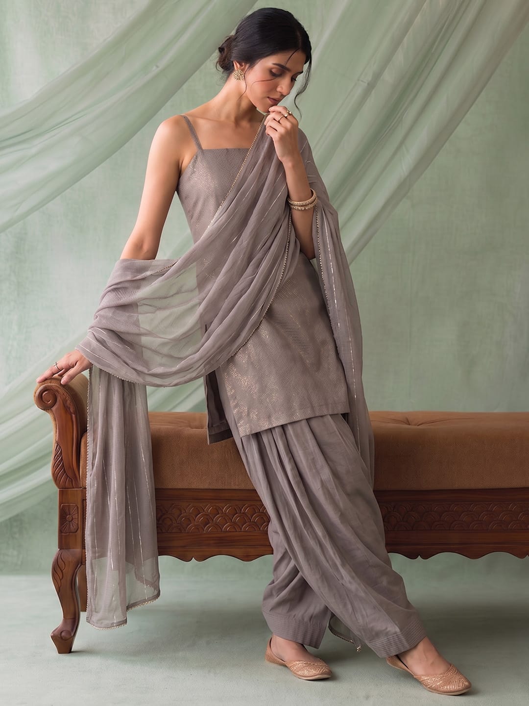 Women Solid Kurta Set With Farsi Salwar