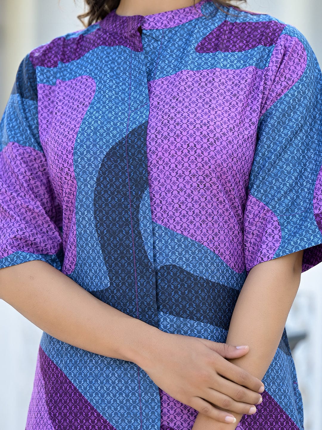 The Kurti Collection Abstract Printed Mandarin Collar, High Low Straight Kurta With Side Slits Paired With Tonal Bottom