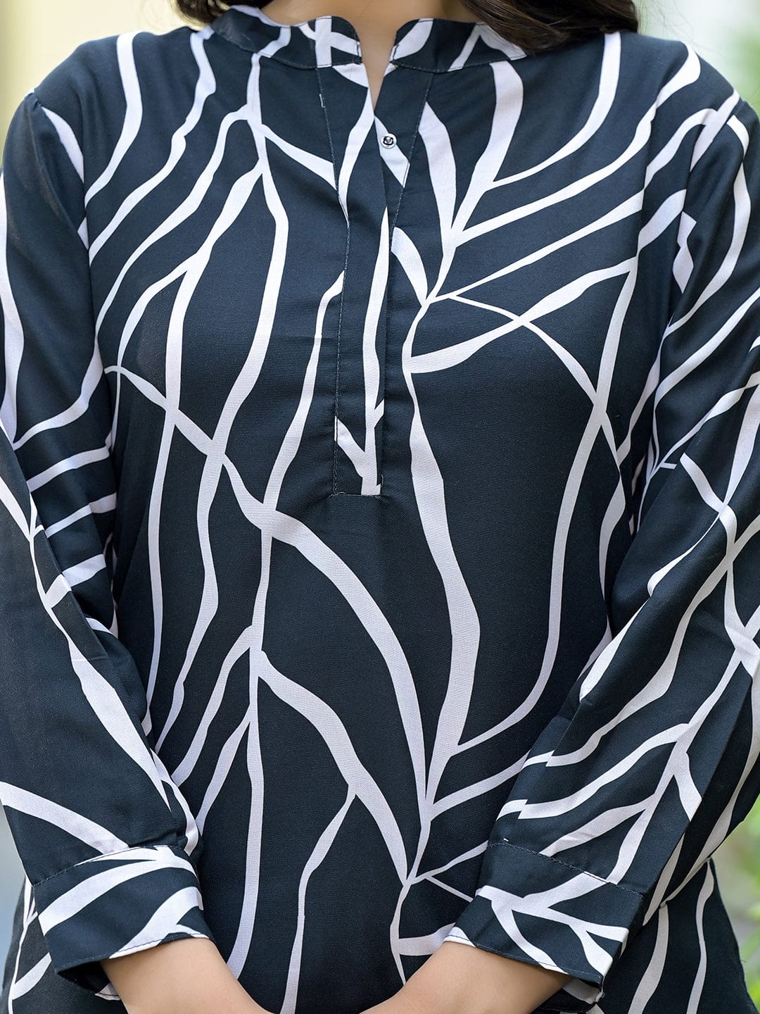The Kurti Collection Women Black & White Abstract Printed Straight Kurta Paired With Tonal Printed Bottom