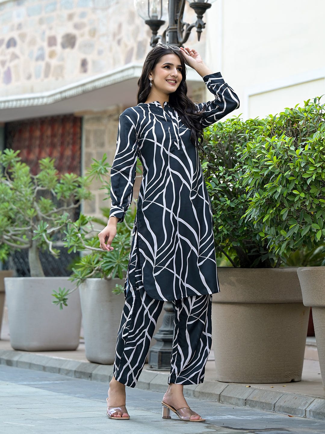 The Kurti Collection Women Black & White Abstract Printed Straight Kurta Paired With Tonal Printed Bottom