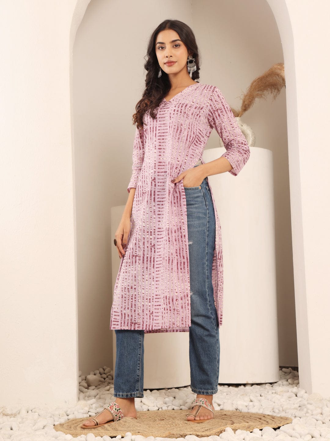 The Kurti Collection Women Lavender Stripe Printed V-Neck Straight Kurta With Three Quarter Sleeves