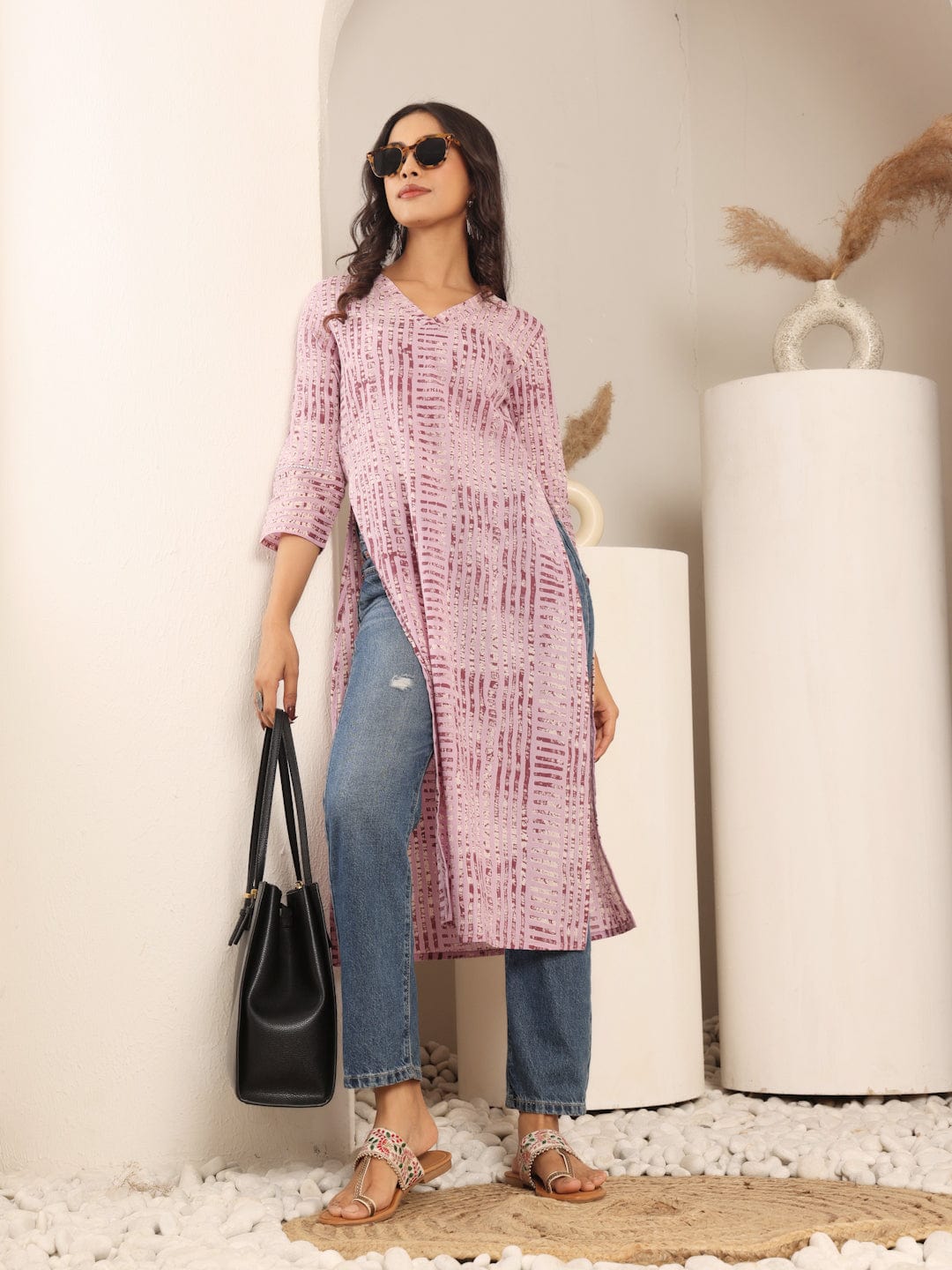 The Kurti Collection Women Lavender Stripe Printed V-Neck Straight Kurta With Three Quarter Sleeves