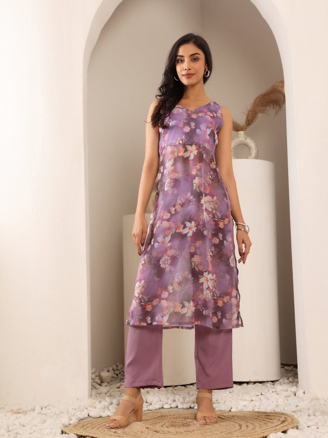 The Kurti Collection Women Floral Printed Sleeveless Highslit Straight Kurta Paired With Tonal Bottom