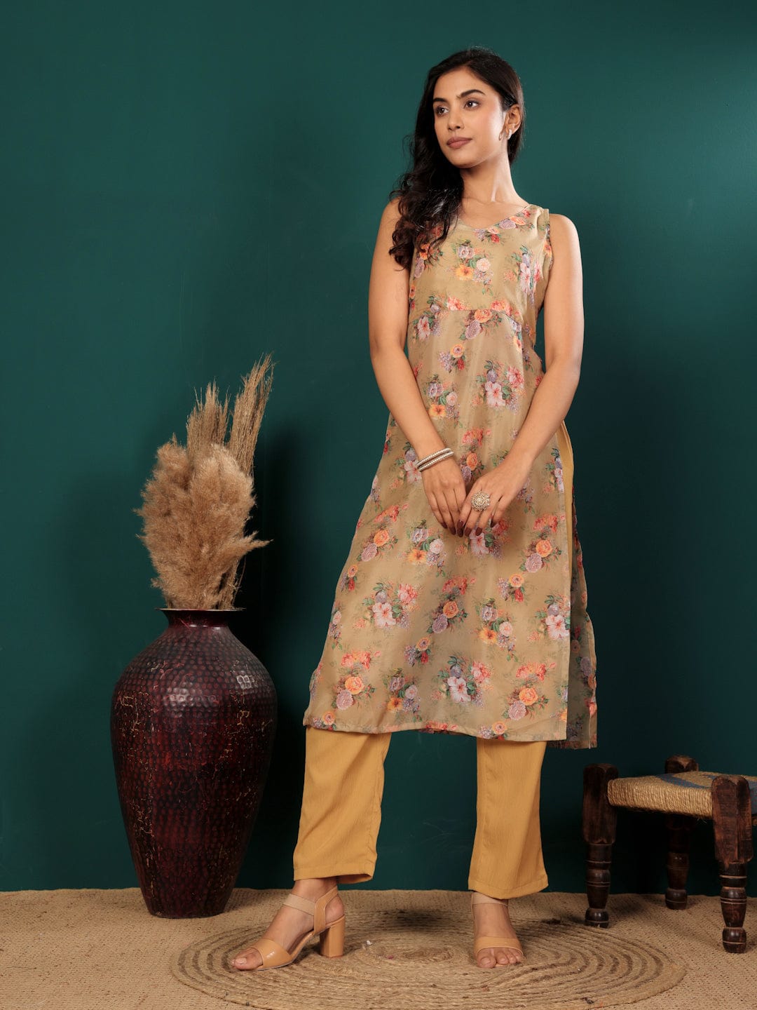 The Kurti Collection Women Floral Printed Sleeveless Highslit Straight Kurta Paired With Tonal Bottom
