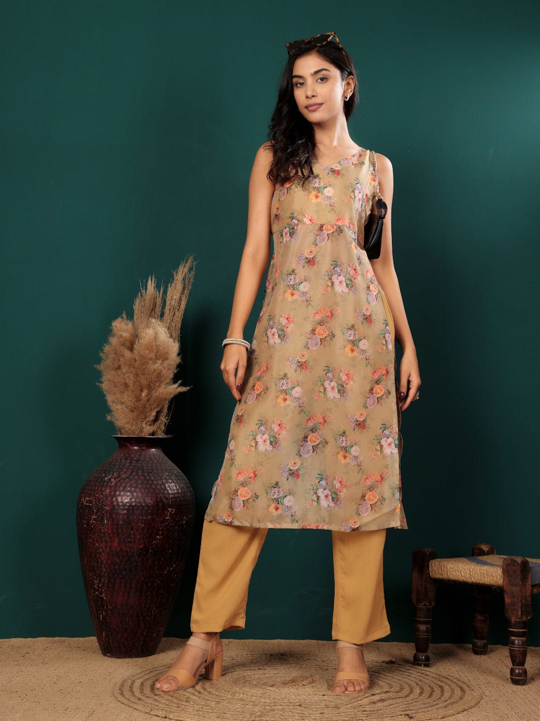 The Kurti Collection Women Floral Printed Sleeveless Highslit Straight Kurta Paired With Tonal Bottom