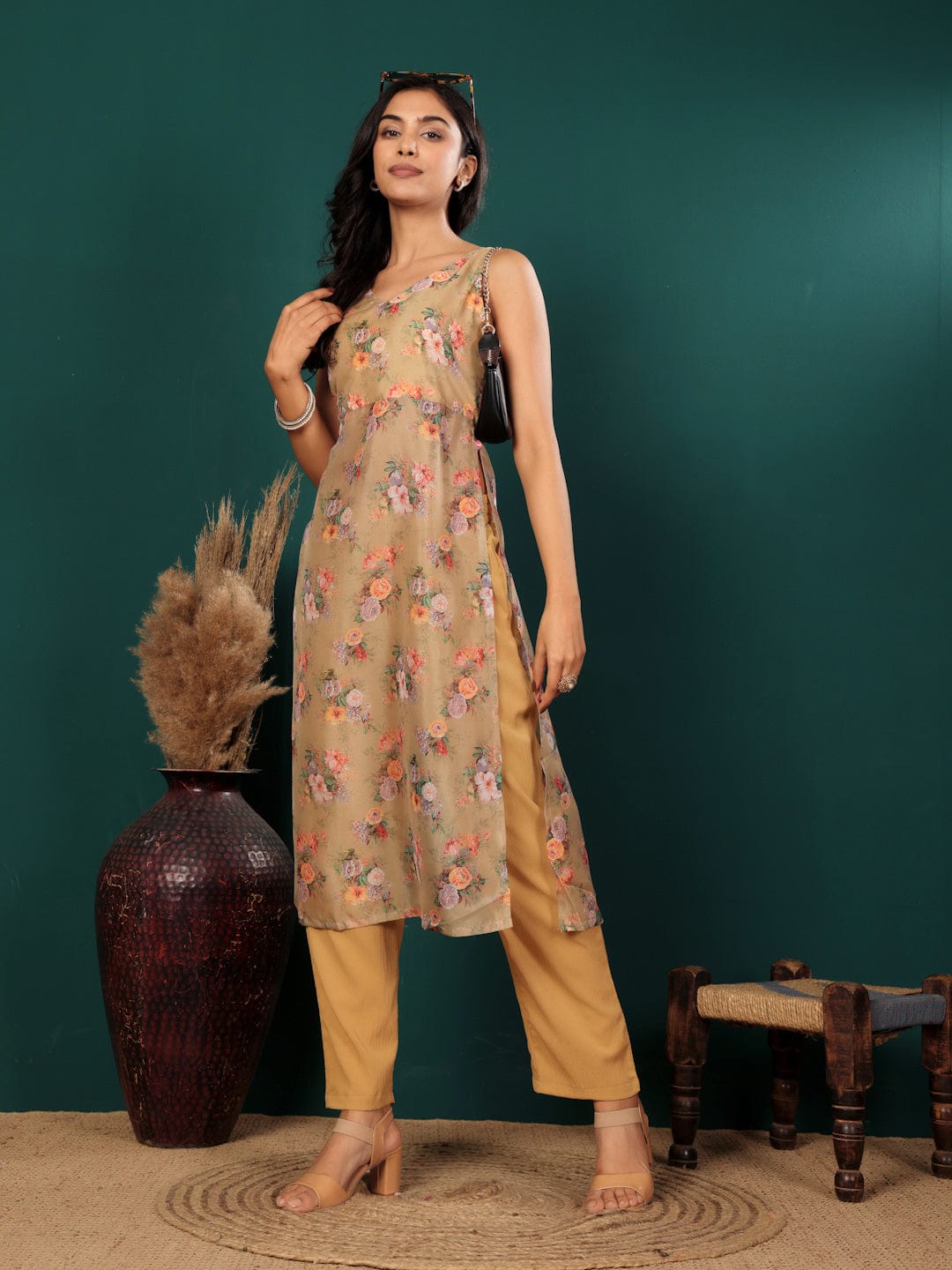 The Kurti Collection Women Floral Printed Sleeveless Highslit Straight Kurta Paired With Tonal Bottom