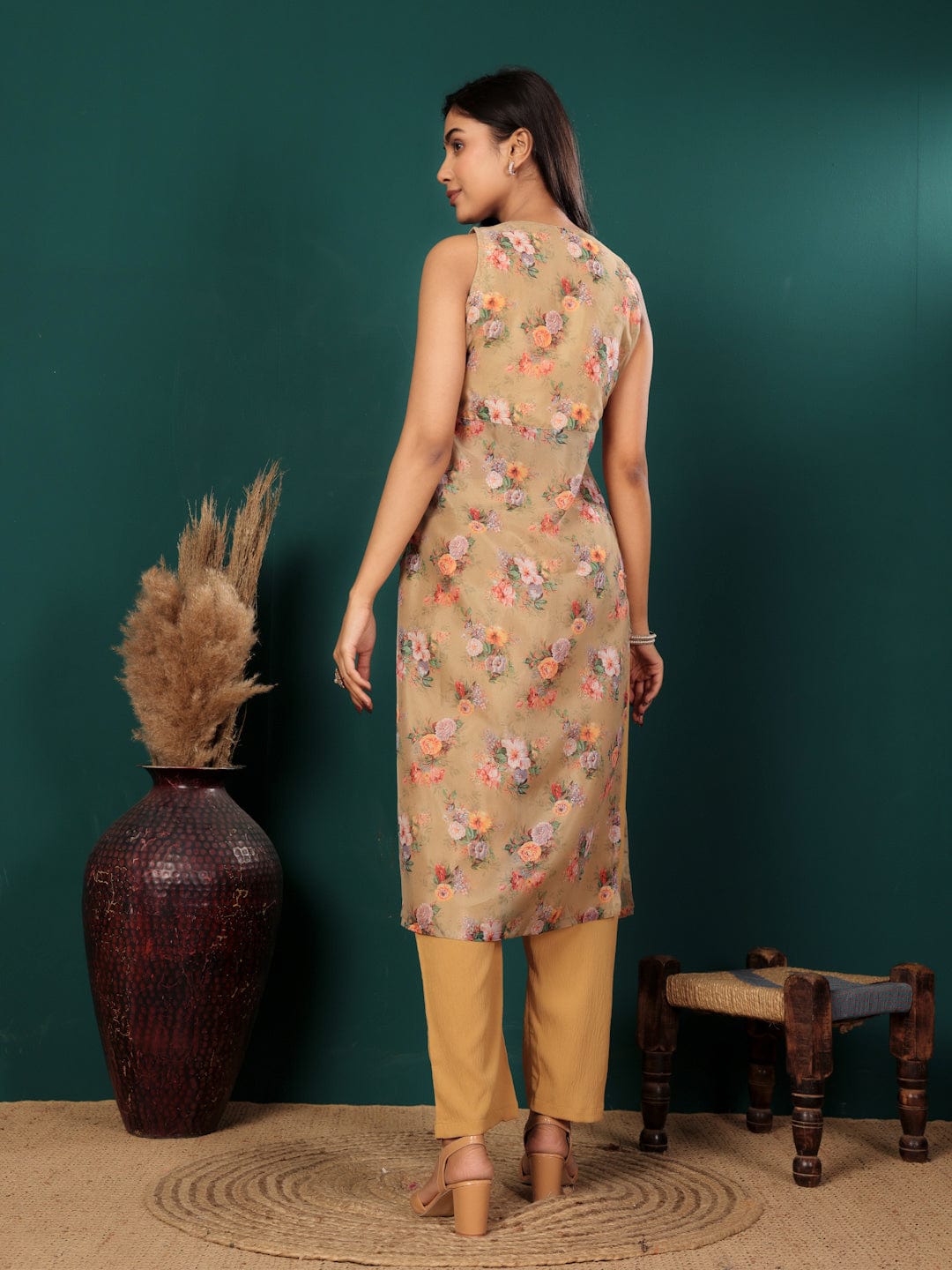 The Kurti Collection Women Floral Printed Sleeveless Highslit Straight Kurta Paired With Tonal Bottom