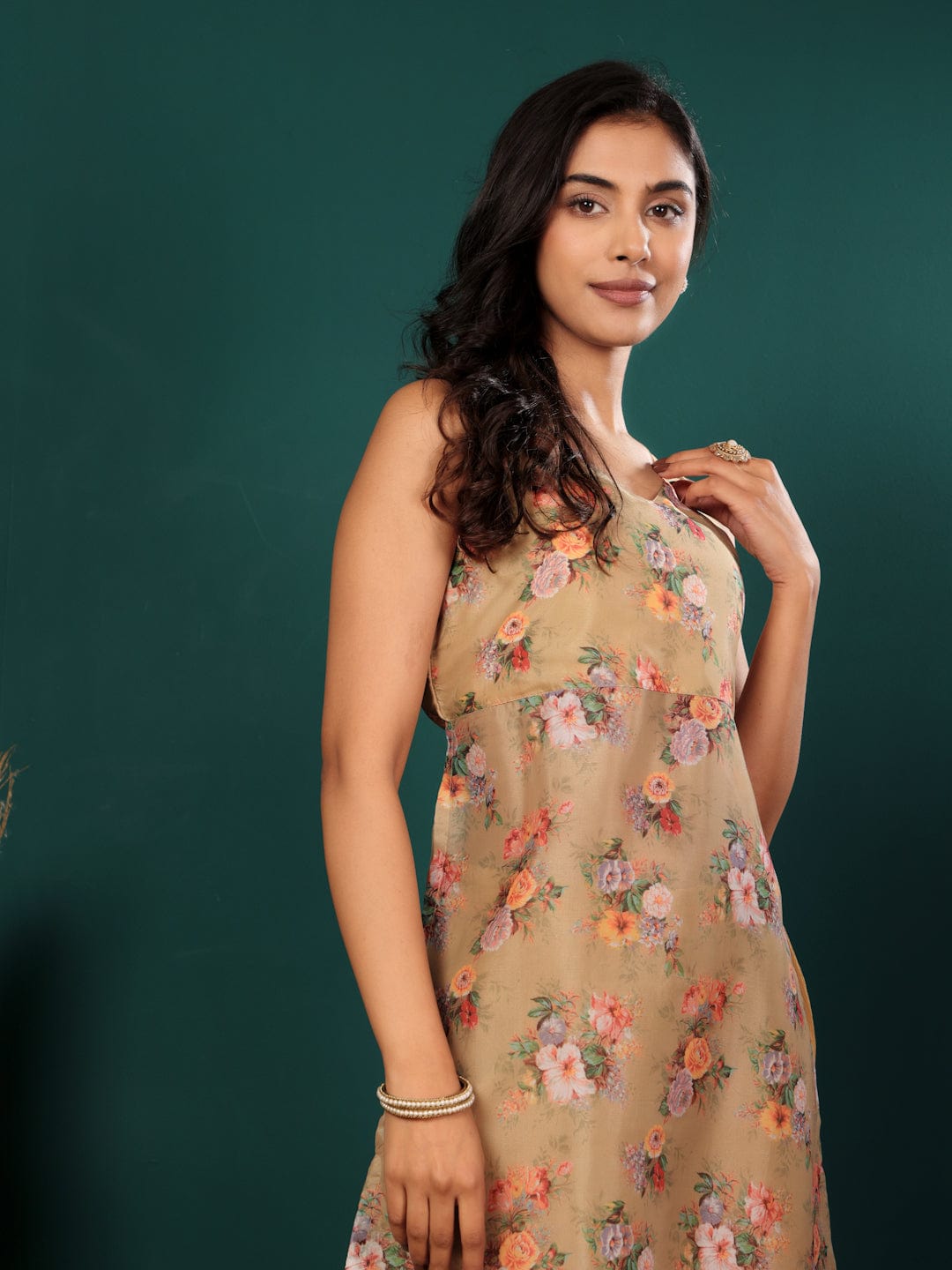 The Kurti Collection Women Floral Printed Sleeveless Highslit Straight Kurta Paired With Tonal Bottom