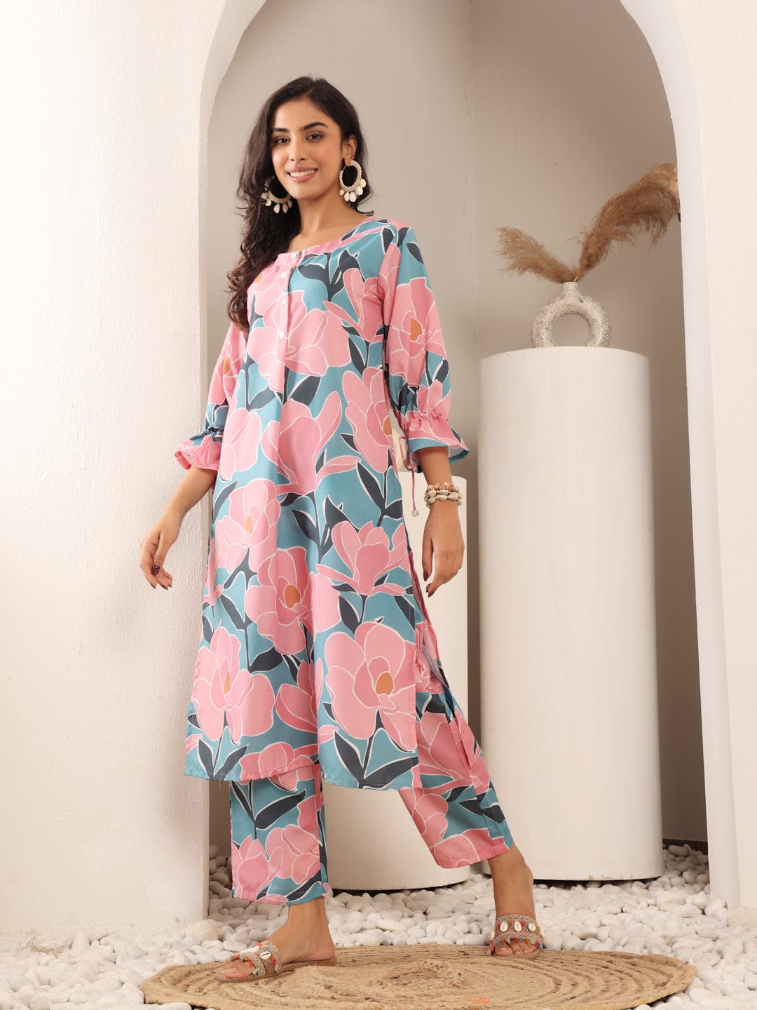 The Kurti Collection Women Blue And Pink Floral Printed Kurta Set With Side Slit And Trendy Puffy Sleeve With Tie Detail.