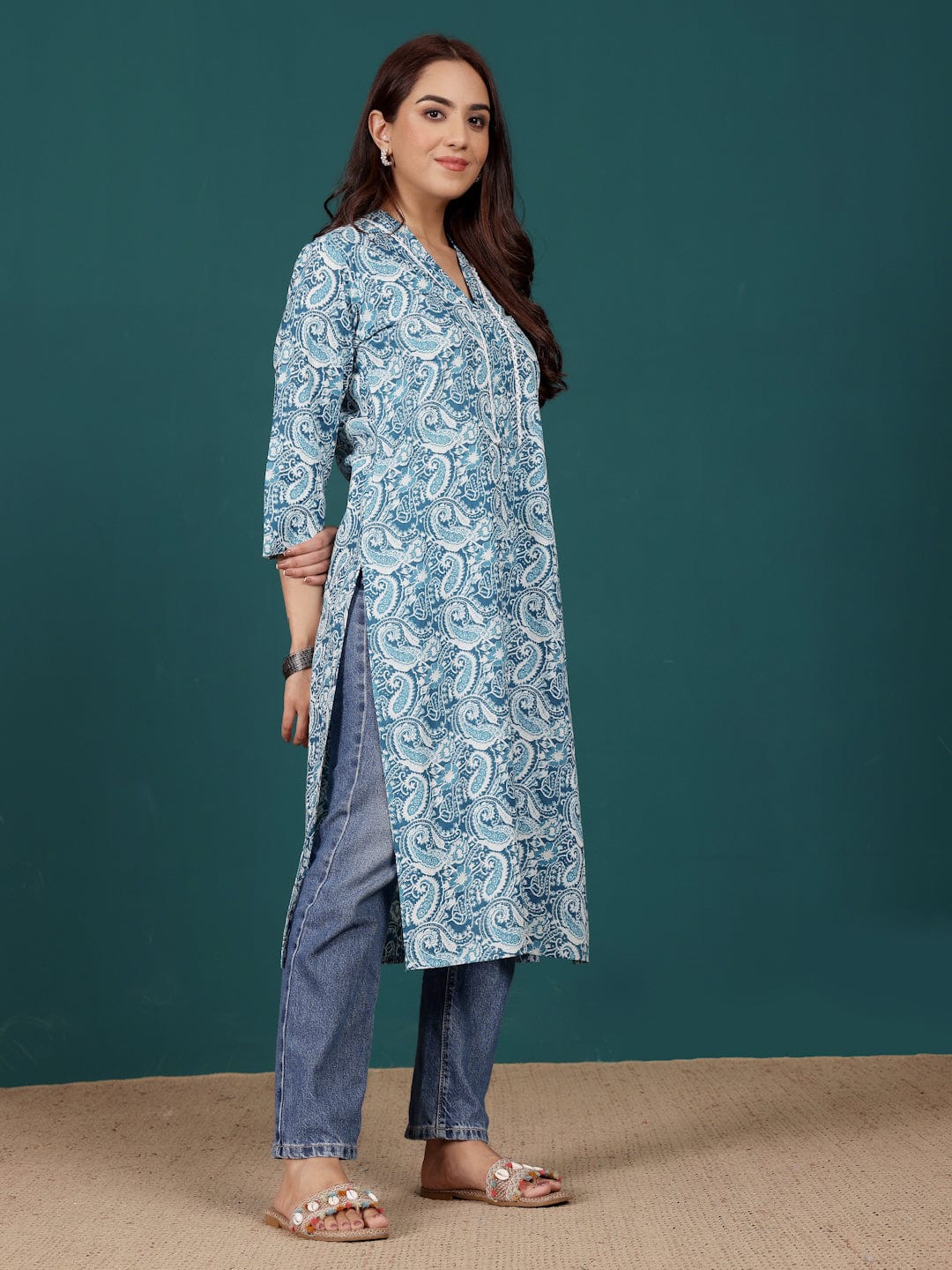 The Kurti Collection Women Paisely Printed V Neck Straight Kurta