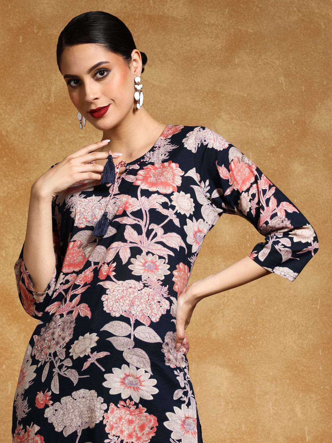 The Kurti Collection Women Bold Floral Printed Straight Kurta