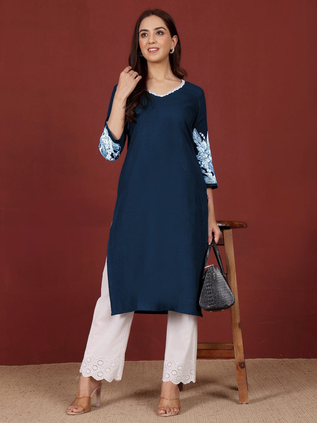 The Kurti Collection Women Floral Motif Thread Embroidered Straight Fit Kurta