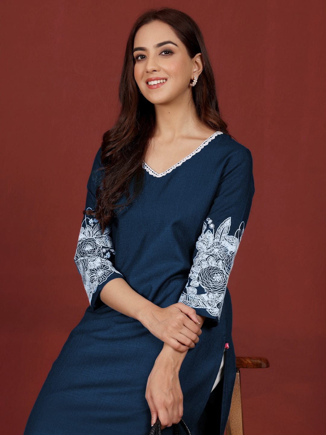 The Kurti Collection Women Floral Motif Thread Embroidered Straight Fit Kurta