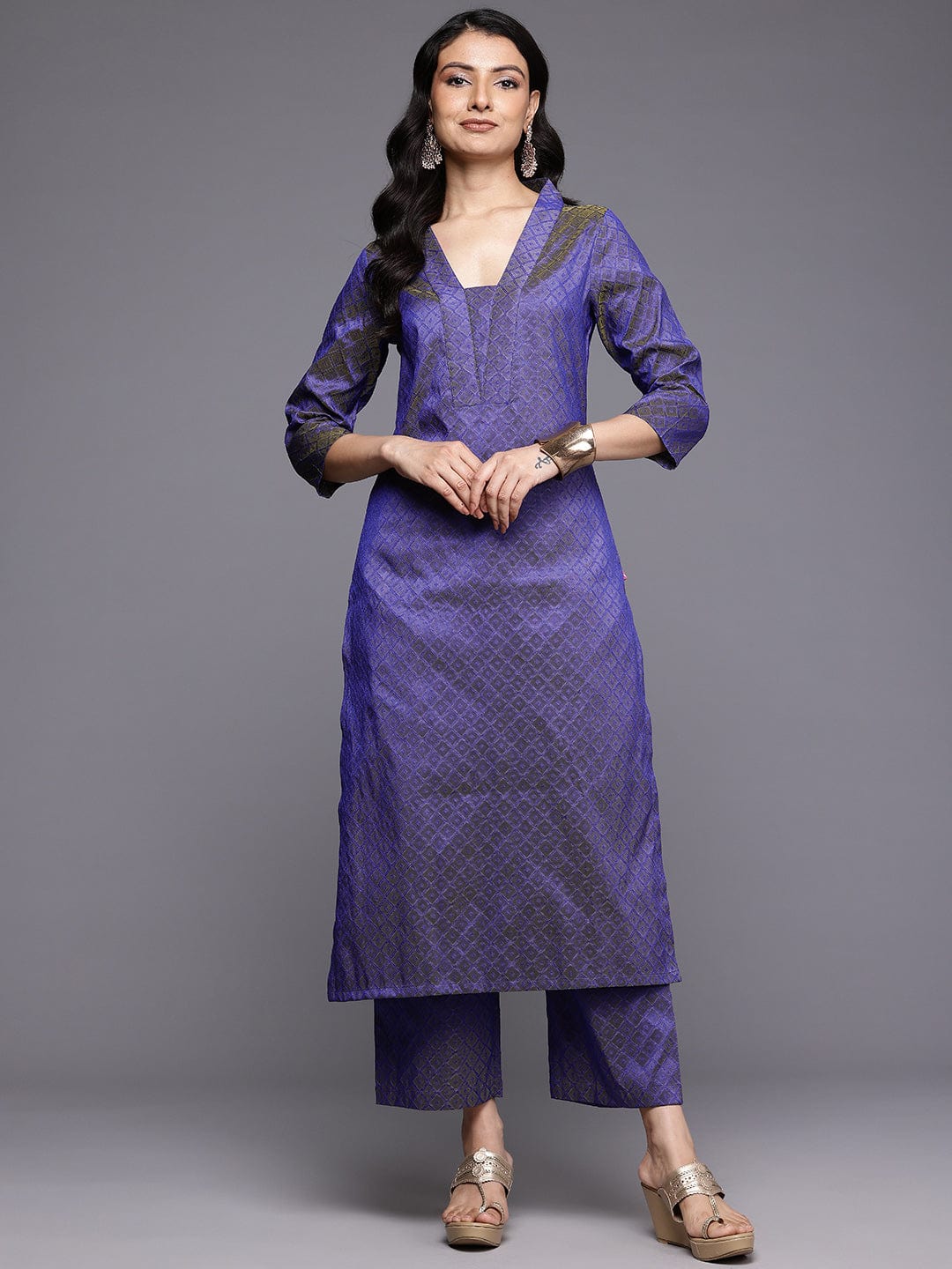 The Kurti Collection Women Blue Jacquard V Neck Kurta with Bottom