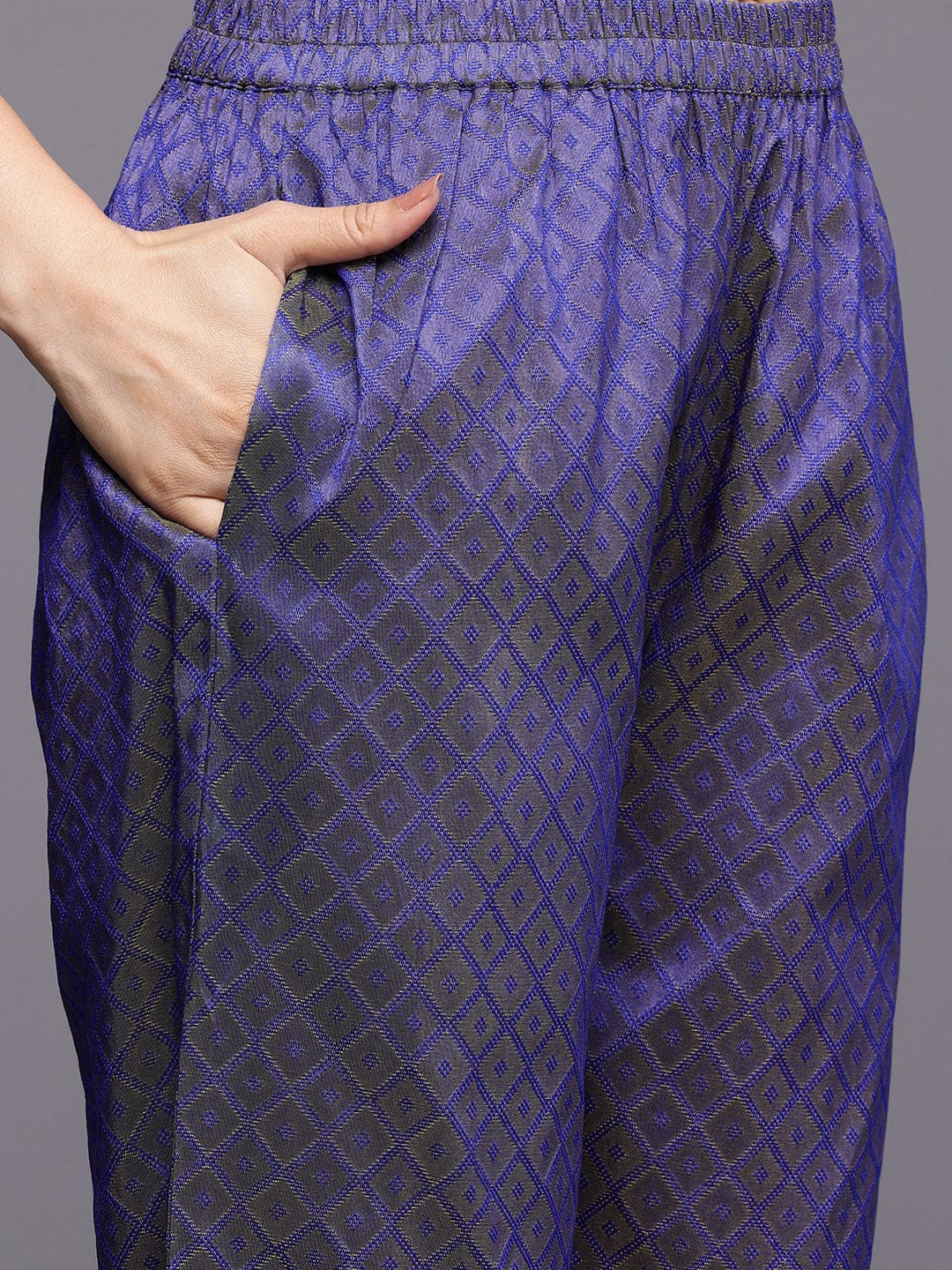 The Kurti Collection Women Blue Jacquard V Neck Kurta with Bottom