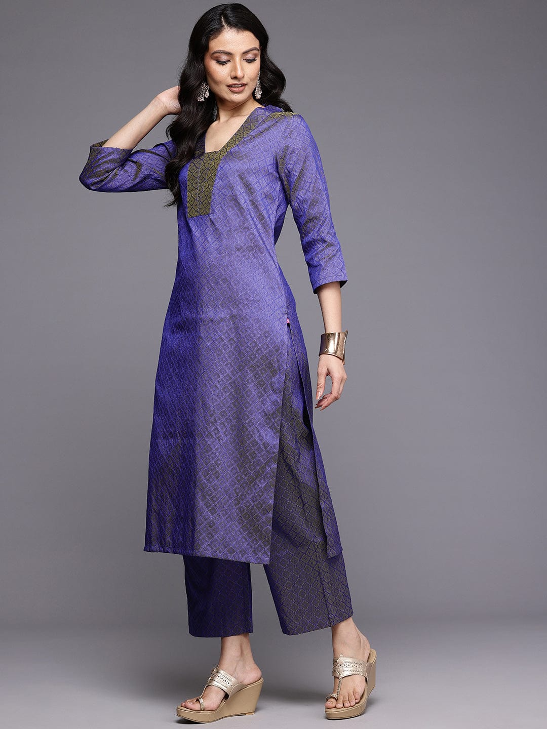 The Kurti Collection Women Blue Jacquard V Neck Kurta with Bottom