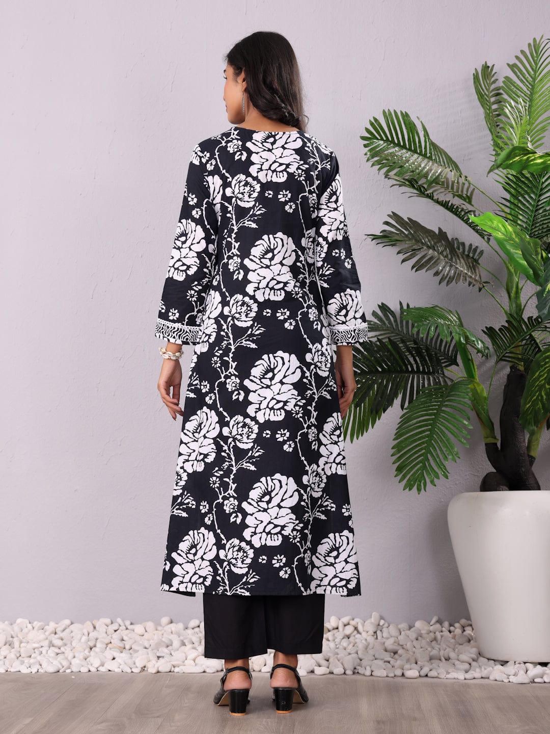 The Kurti Collection Women V Neck Bold Floral Printed With Trouser