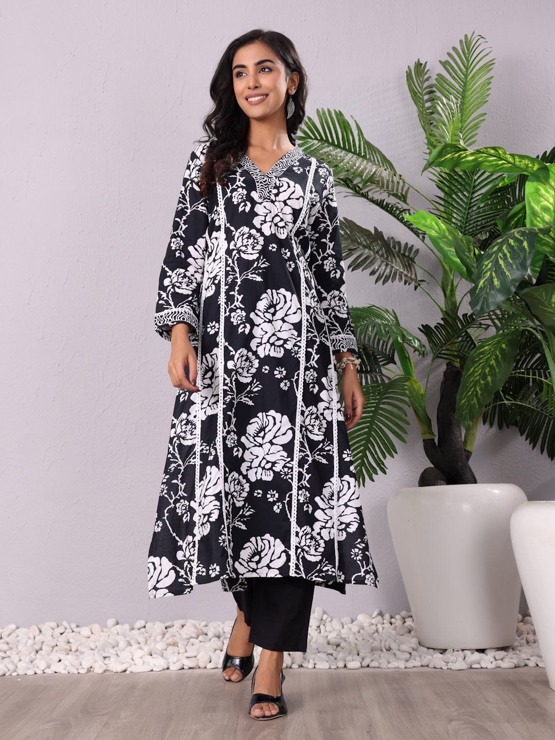 The Kurti Collection Women V Neck Bold Floral Printed With Trouser