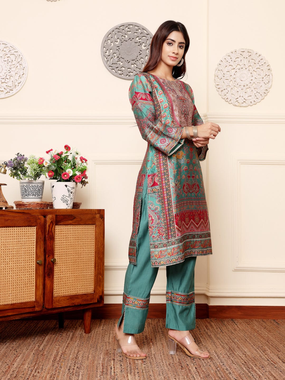 The Kurti Collection Women Green Round Neck Gotta Lace Detailed Ethnic Printed , Three Quarter Sleeve Straight Kurta With Tonal Bottom With Lace Detailing