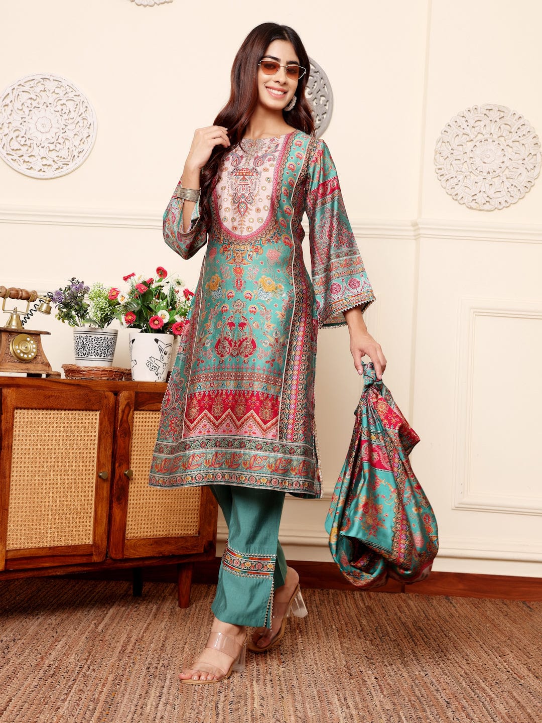 The Kurti Collection Women Green Round Neck Gotta Lace Detailed Ethnic Printed , Three Quarter Sleeve Straight Kurta With Tonal Bottom With Lace Detailing