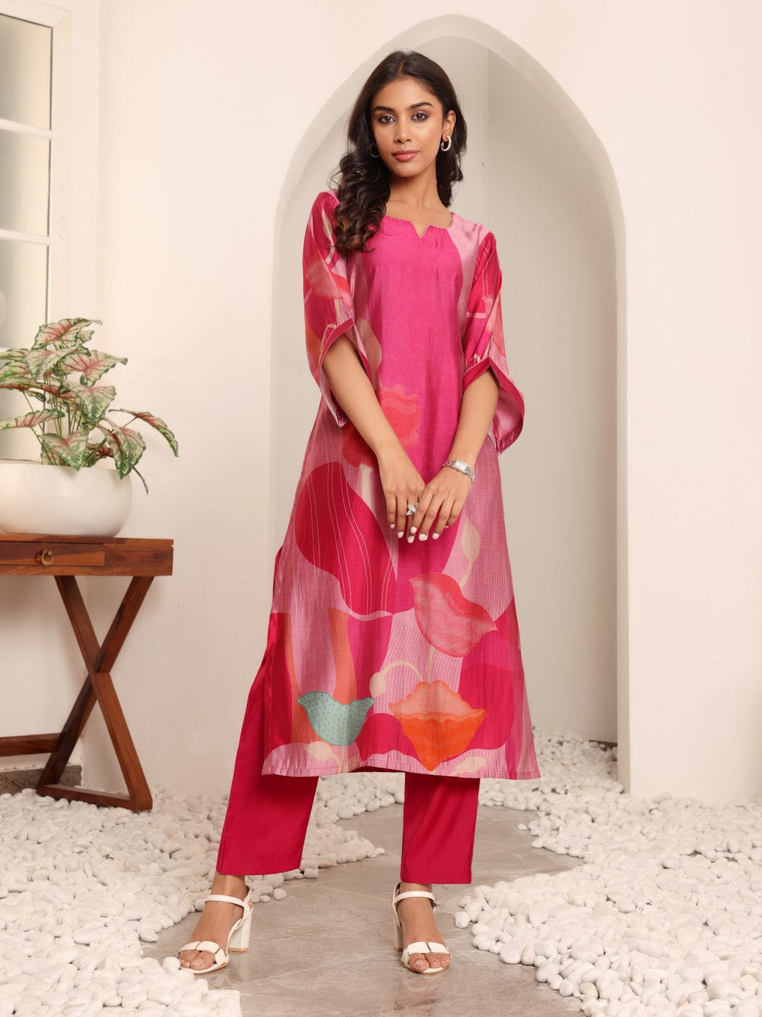 The Kurti Collection Women Fuschia Pink Abstract Printed Straight Kurta With Trousers