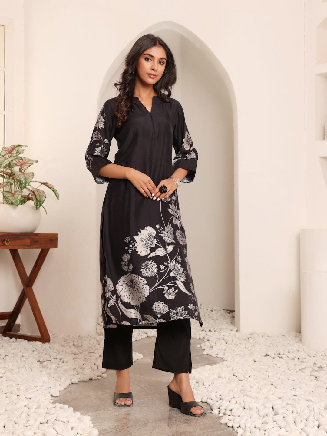 The Kurti Collection Women Black Floral Printed Kurta With Solid Trouser.