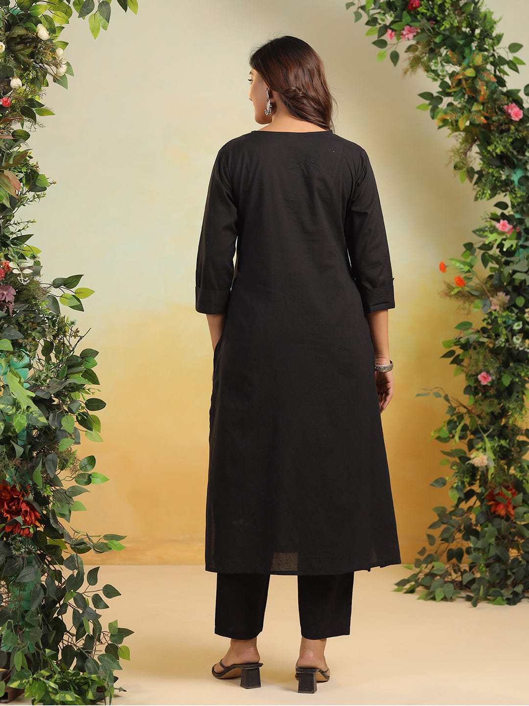 The Kurti Collection Women Floral Placement Kantha & Thread Embroiderd V Neck Kurta With Trouser
