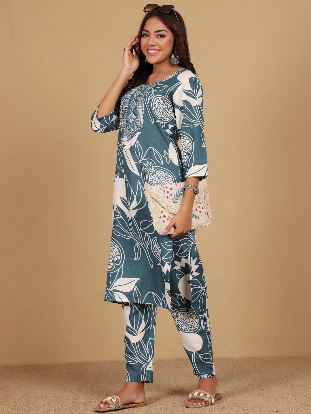 KSUT Women Round Neck Bold Print Kurta Set