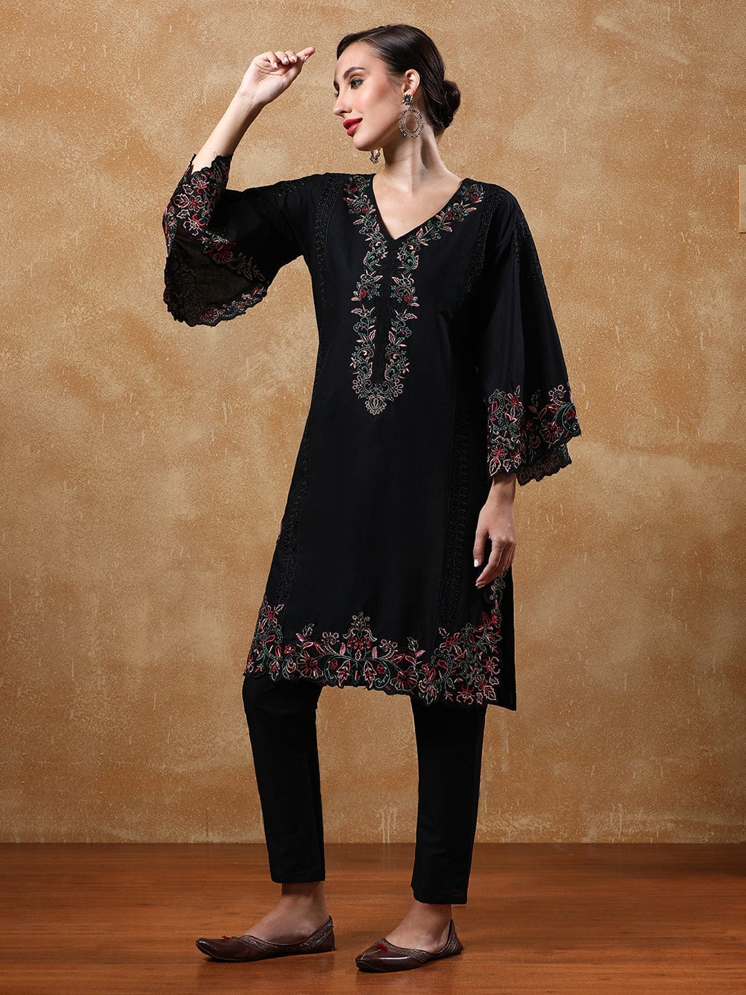 Varanga Women Thread Embroidered V-Neck Pure Cotton Kurta Sets