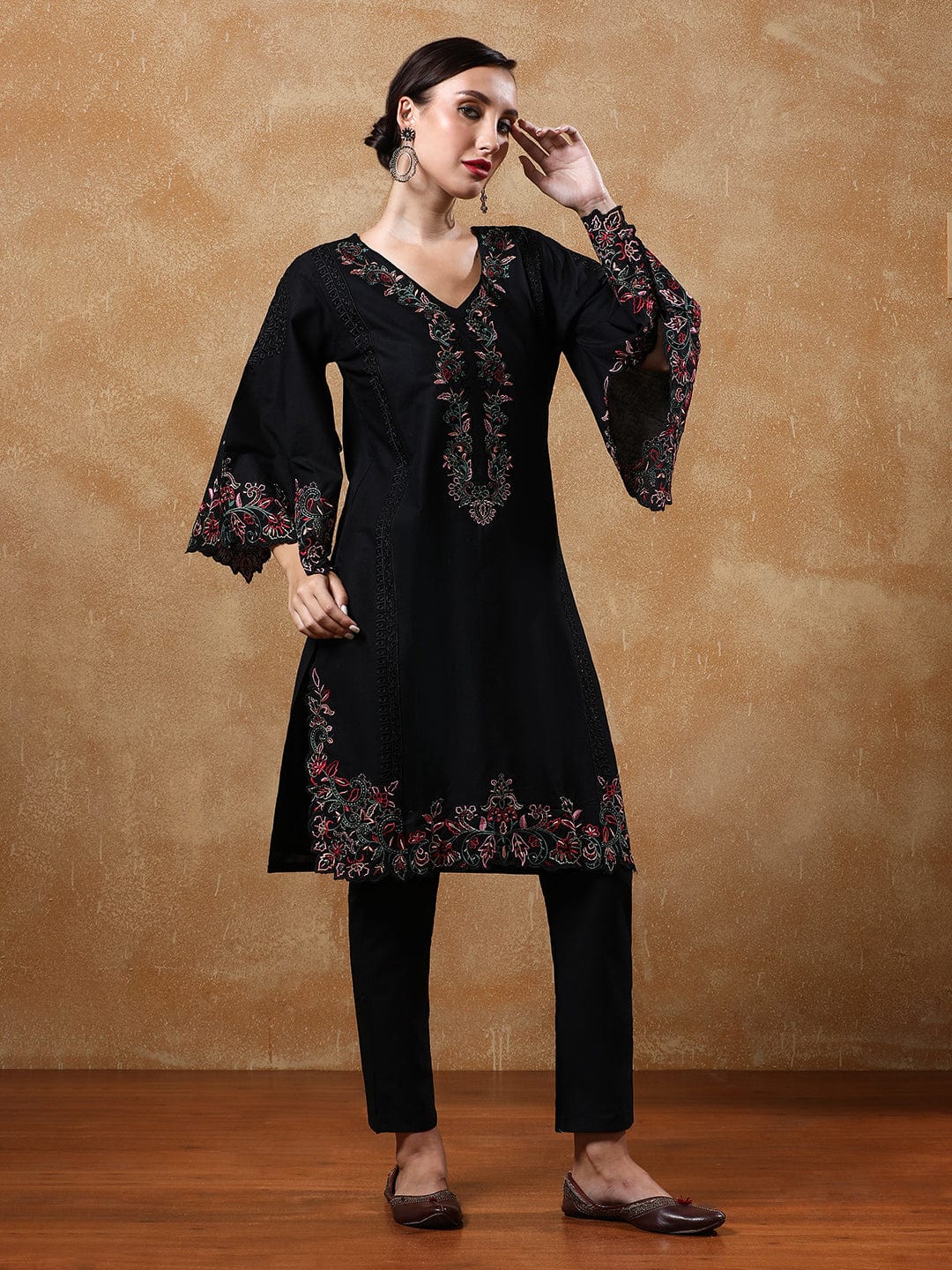 Varanga Women Thread Embroidered V-Neck Pure Cotton Kurta Sets