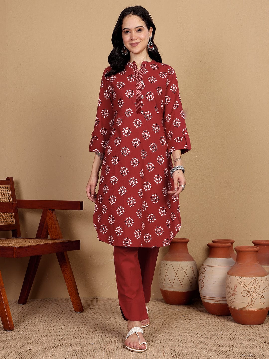 KSUT Women Printed Kurta With Thread Details On Neck Paired With Solid Trousers