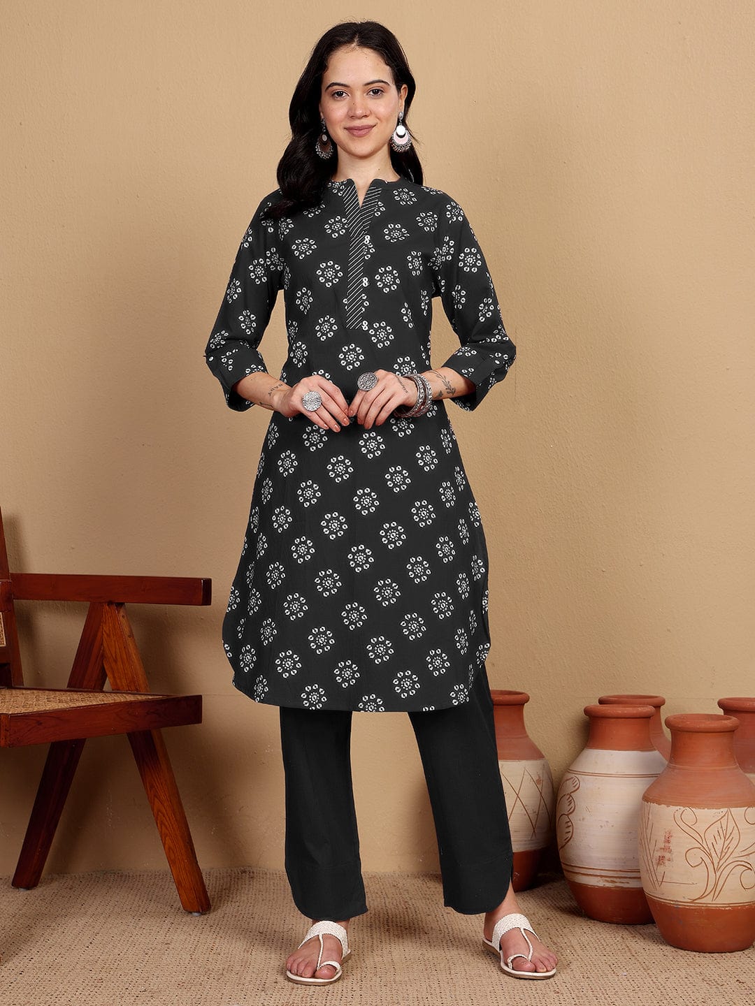 KSUT Women Printed Kurta With Thread Details On Neck Paired With Solid Trousers