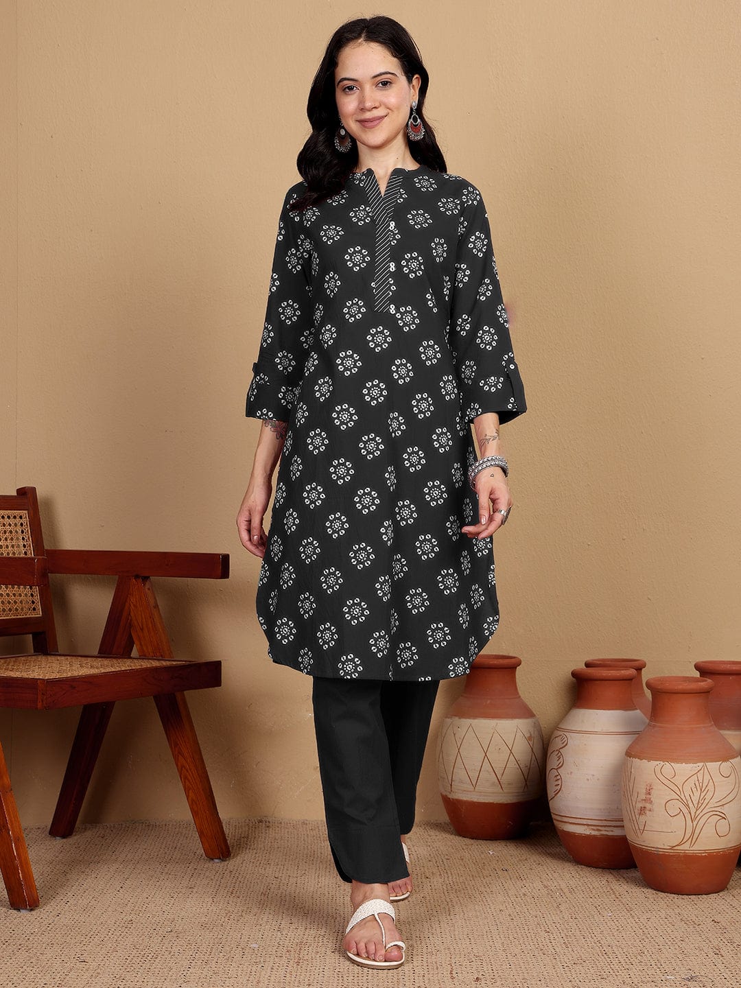 KSUT Women Printed Kurta With Thread Details On Neck Paired With Solid Trousers
