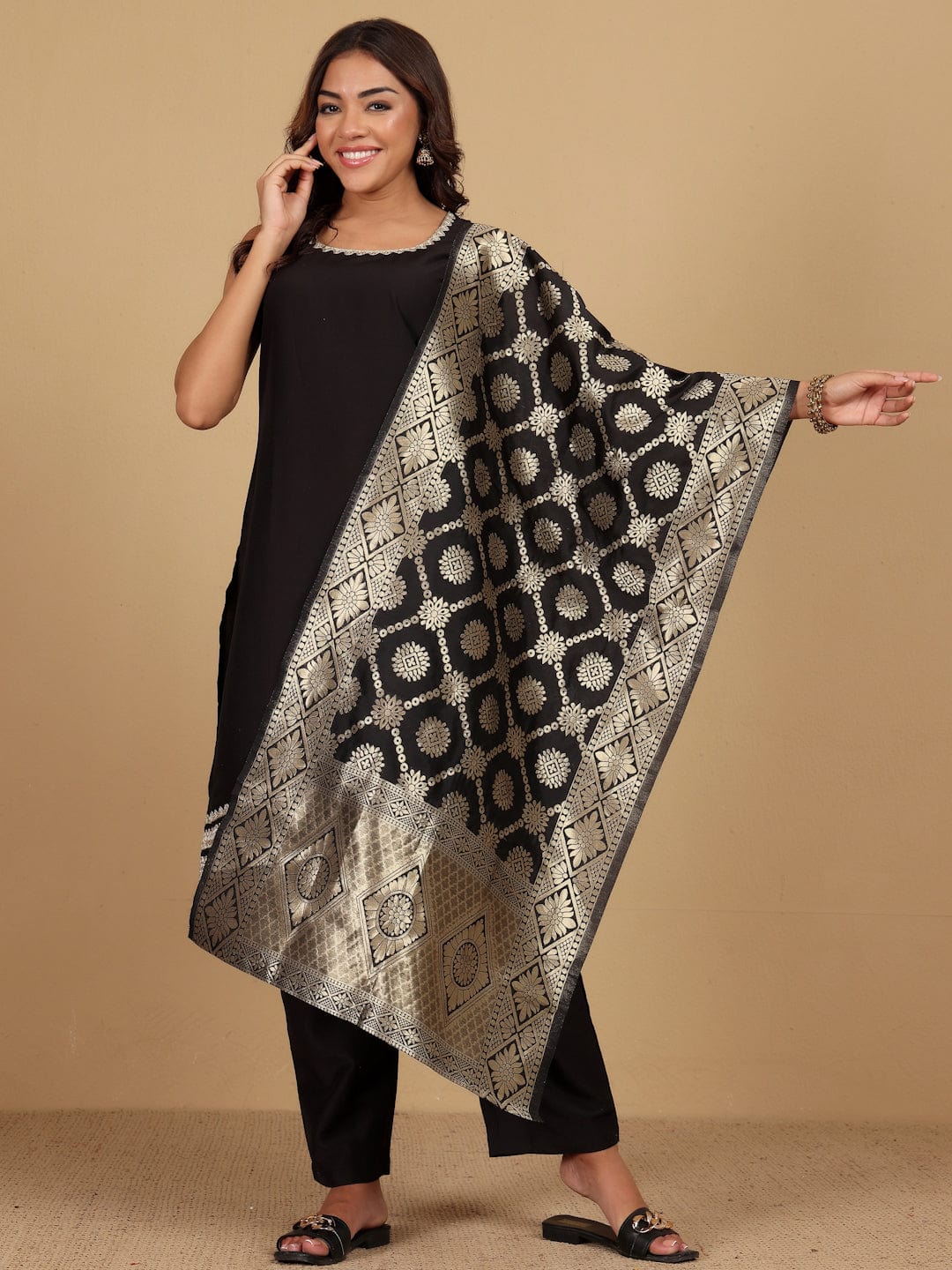 The Kurti Collection Women Round Neck Sleeveless Kurta With Trouser & Dupatta