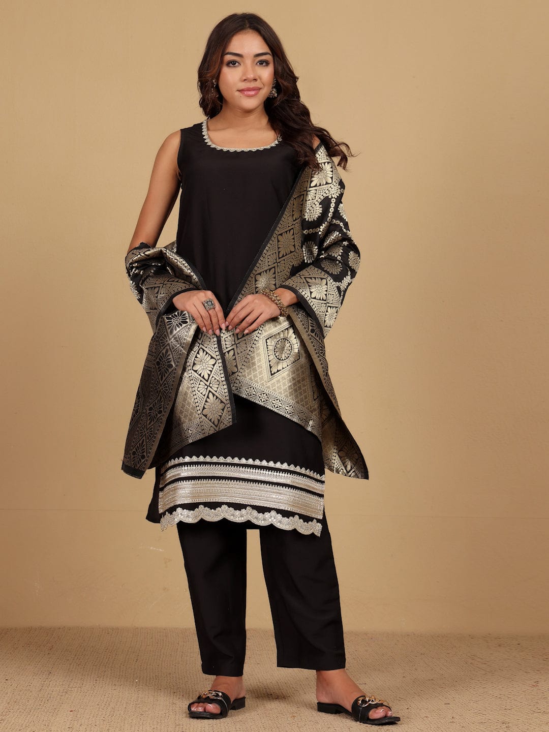 The Kurti Collection Women Round Neck Sleeveless Kurta With Trouser & Dupatta